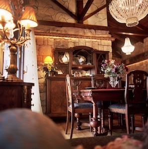 Presidential-Suite, 2 Schlafzimmer, Whirlpool, Seeblick | Essbereich im Zimmer