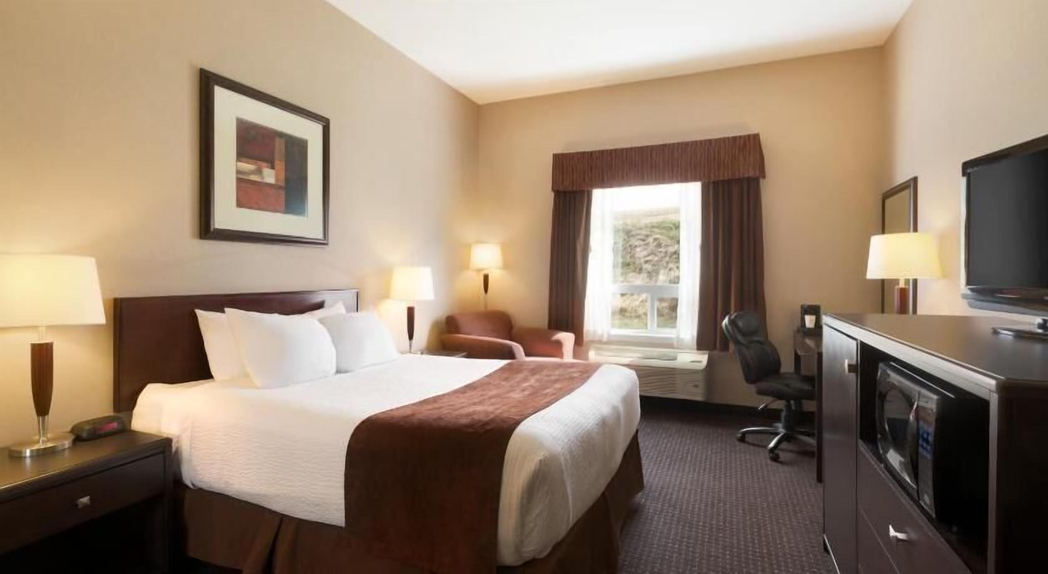 خزنة داخل الغرفة وستائر تعتيم ومكواة/لوح كي وأسرّة قابلة للطي