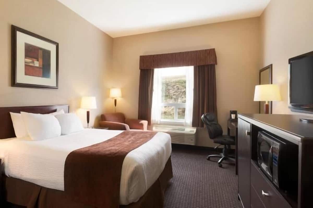 خزنة داخل الغرفة وستائر تعتيم ومكواة/لوح كي وأسرّة قابلة للطي