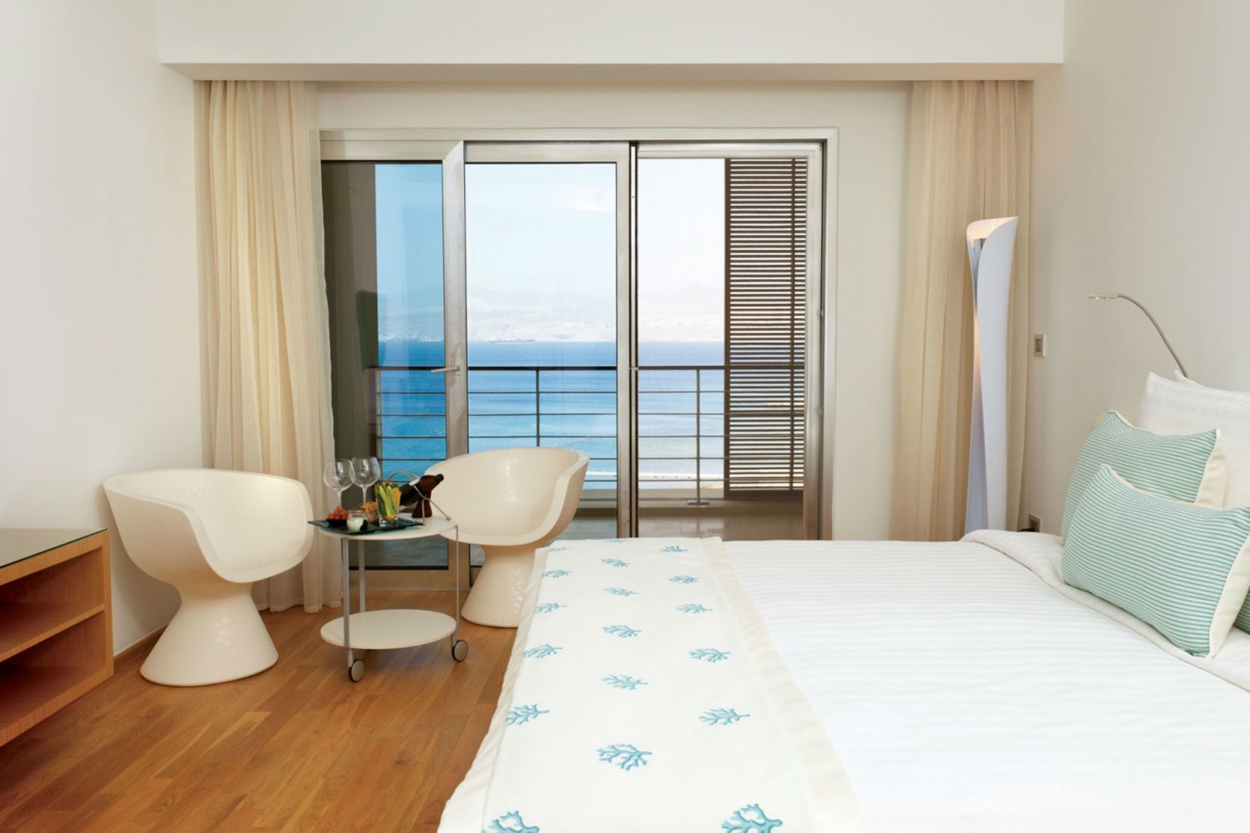Ropa de cama de alta calidad y artículos del minibar gratis 