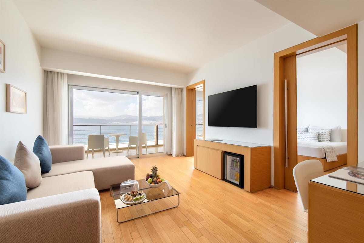 Suite (Executive Deluxe King) | Living area | 32-inch LCD TV with satellite channels, TV, DVD player