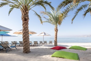 Plage privée, cabines gratuites, chaises longues, parasols