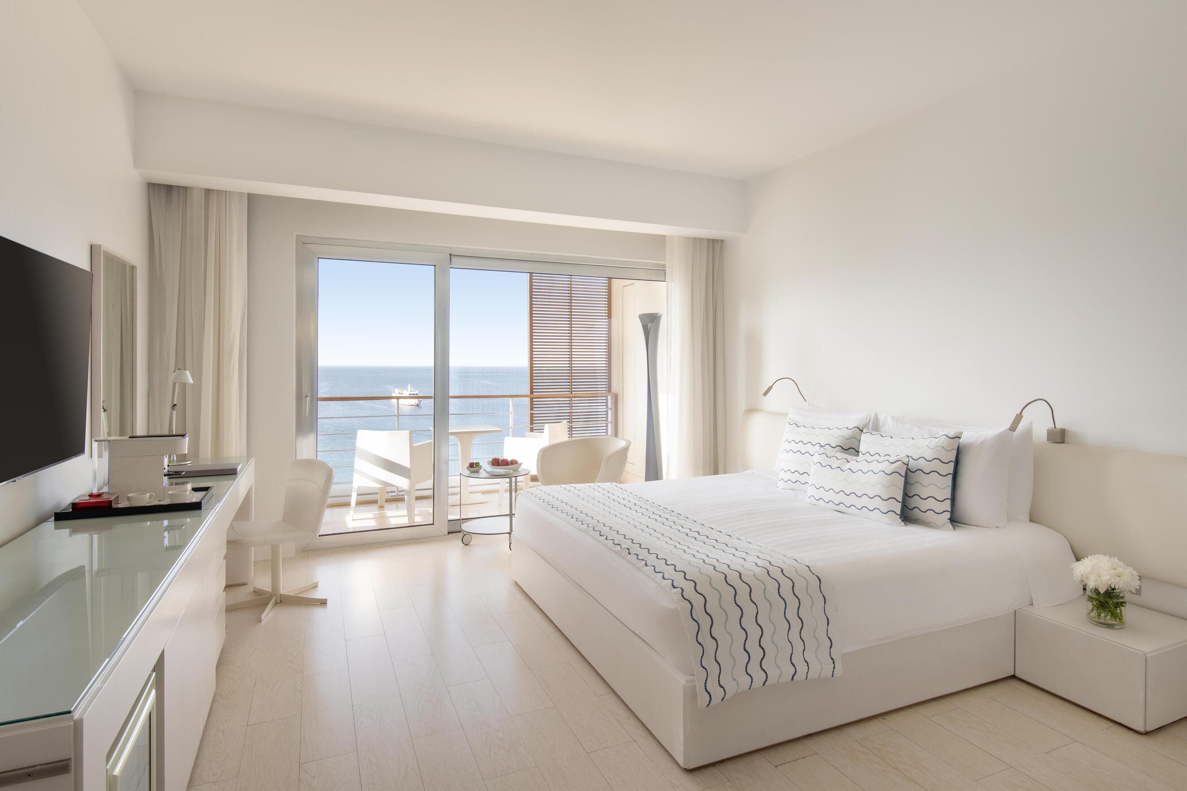 Room (Panoramic Club King) | Premium bedding, free minibar, in-room safe, desk