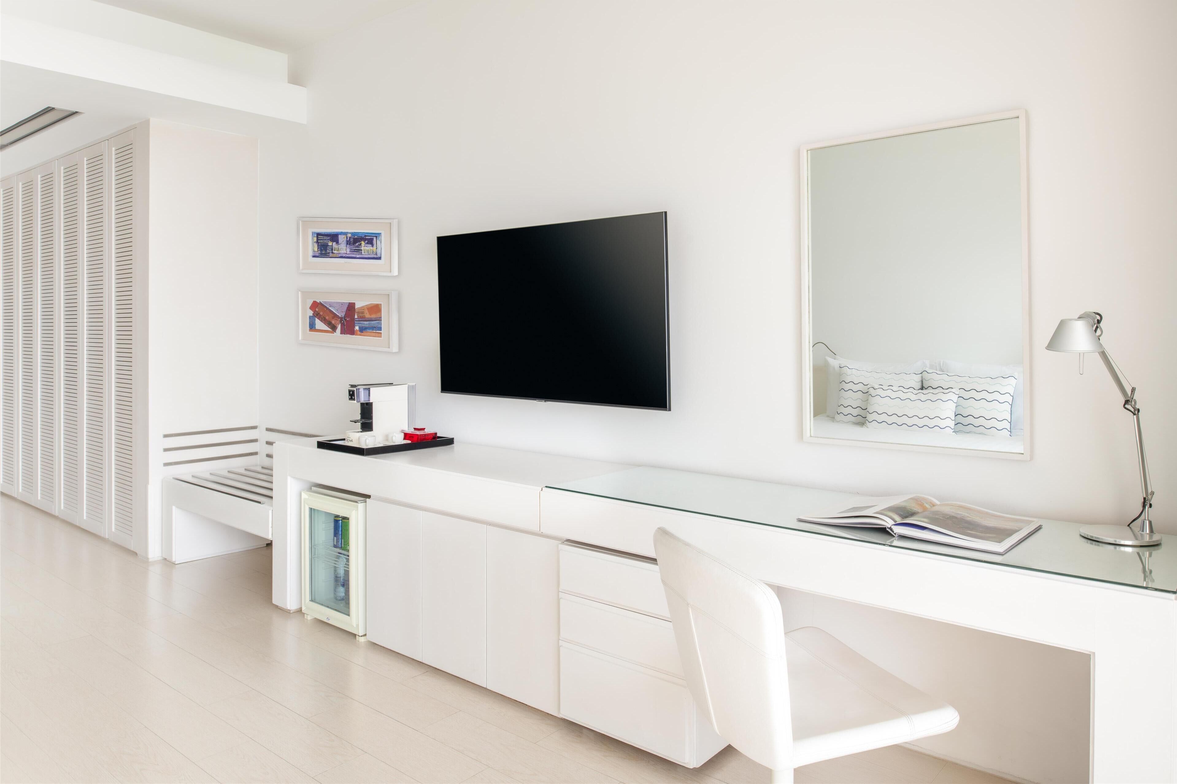 premium bedding, free minibar, in-room safe, desk