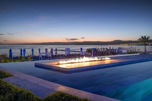 Piscine extérieure, parasols de plage