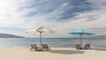 Een privéstrand, gratis strandcabana's, ligstoelen aan het strand