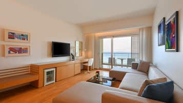 Executive Suite | Living area | 32-inch LCD TV with satellite channels, TV, DVD player