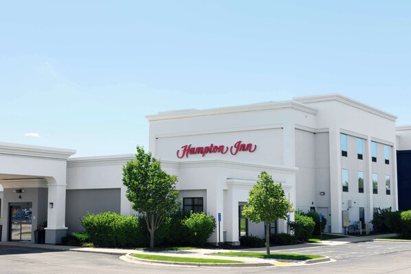 A Hampton Inn hotel with a white facade and a clear blue sky. - Hampton Inn Elkhorn Lake Geneva Area (Elkhorn)