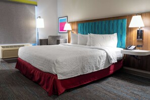 セーフティボックス (室内)、デスク、アイロン / アイロン台、ベビーベッド (無料)