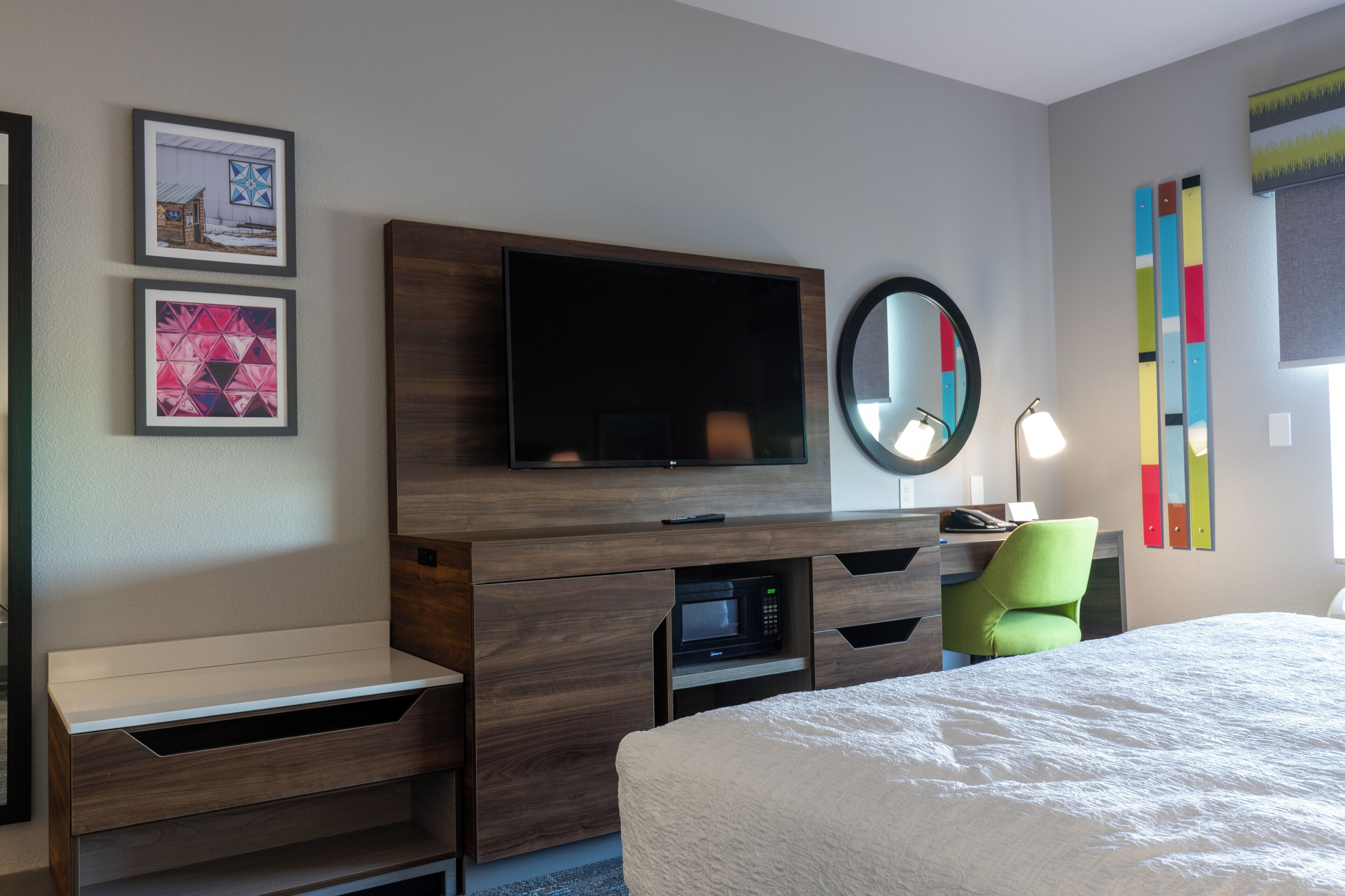 セーフティボックス (室内)、デスク、アイロン / アイロン台、ベビーベッド (無料)