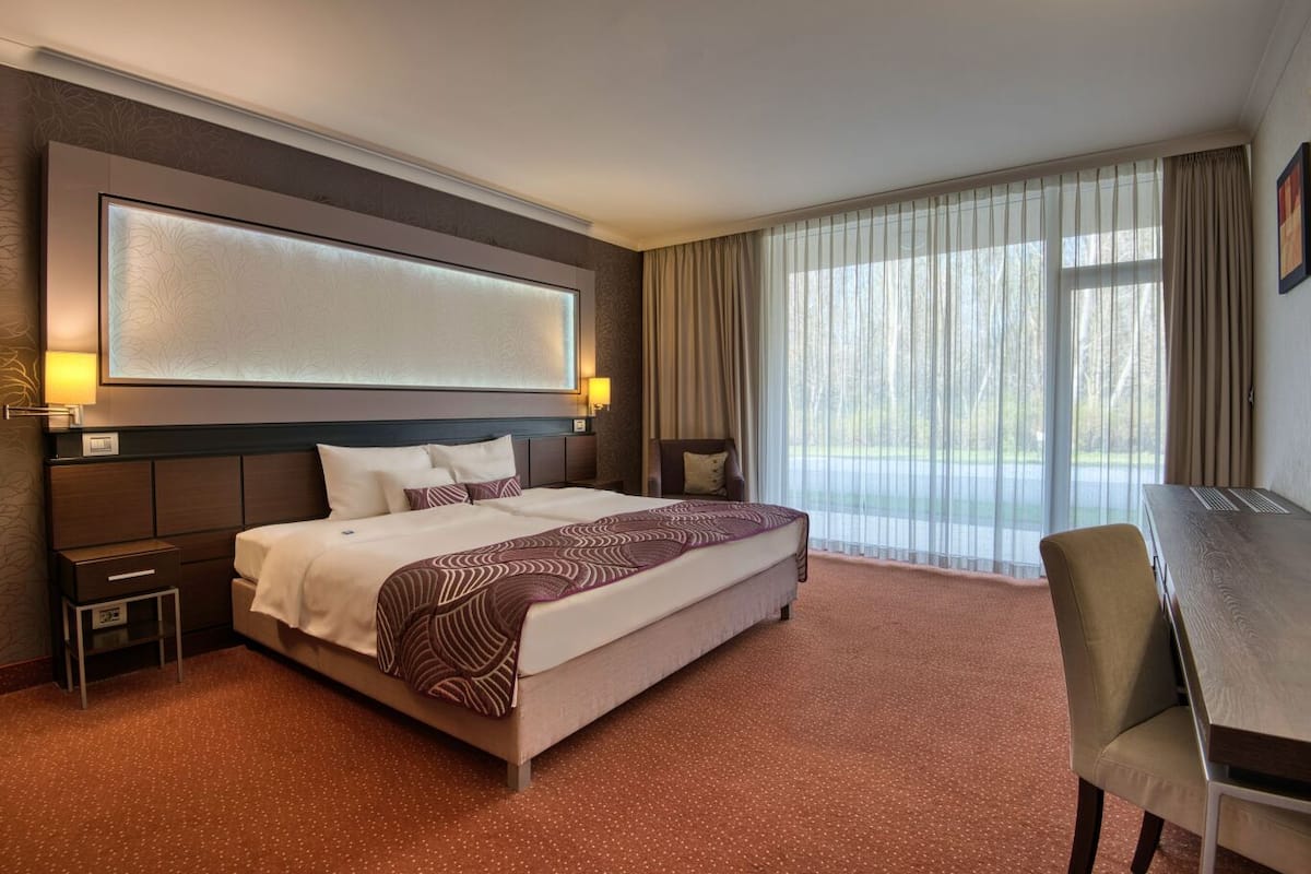 Hypo-allergenic bedding, in-room safe, desk, soundproofing