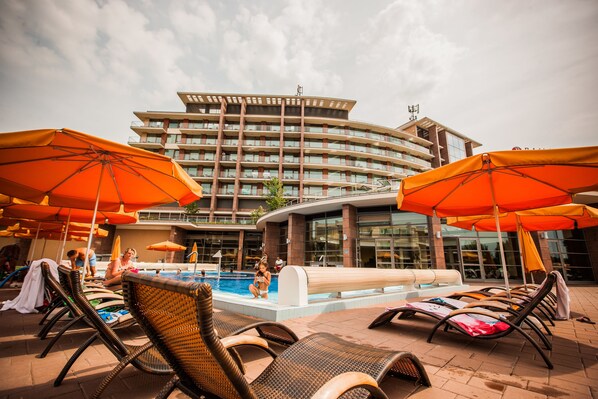 13 indoor pools, outdoor pool, pool umbrellas, sun loungers - Aquaworld Resort Budapest (Budapest)
