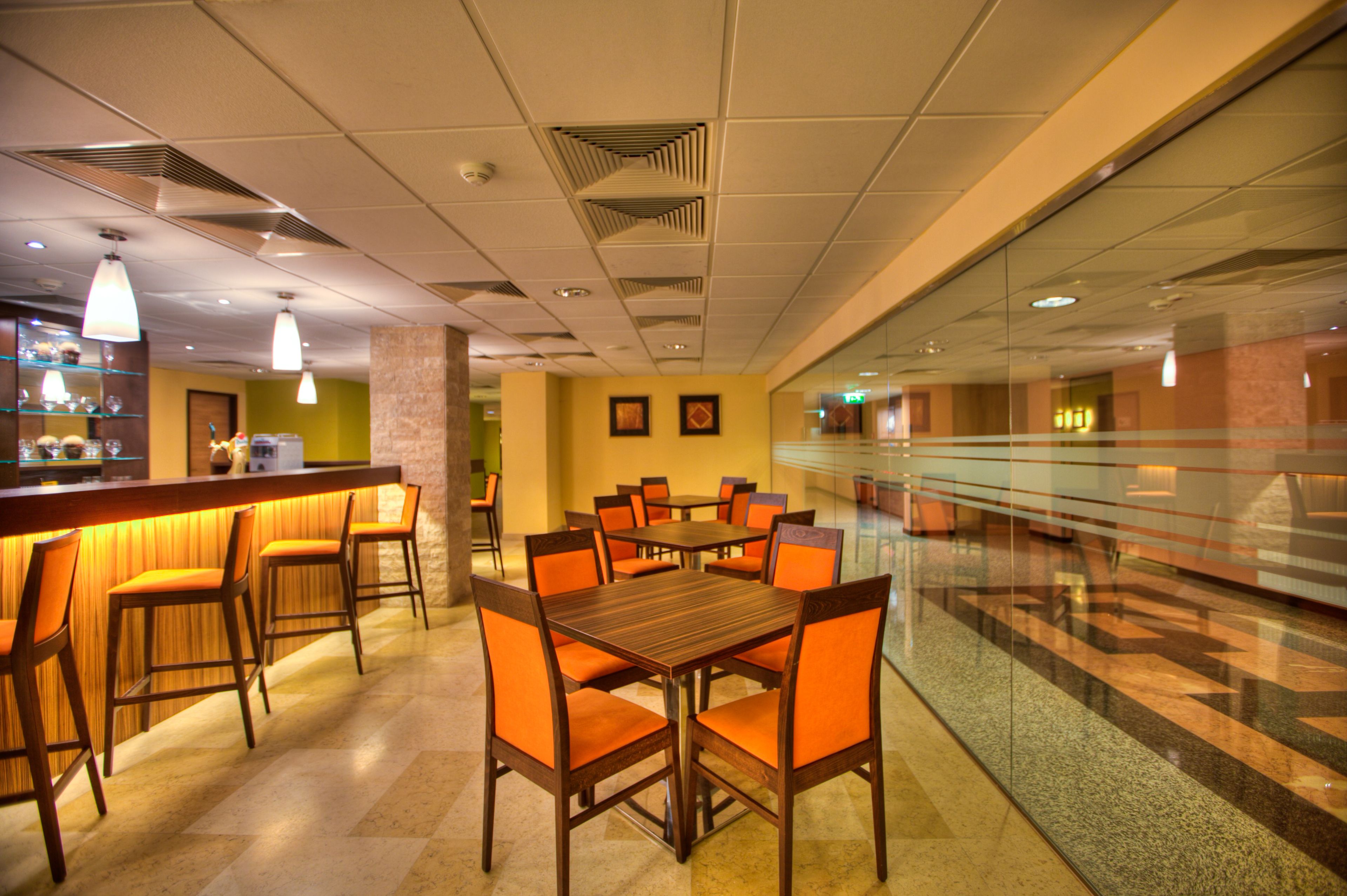 3 bars/lounges, lobby lounge