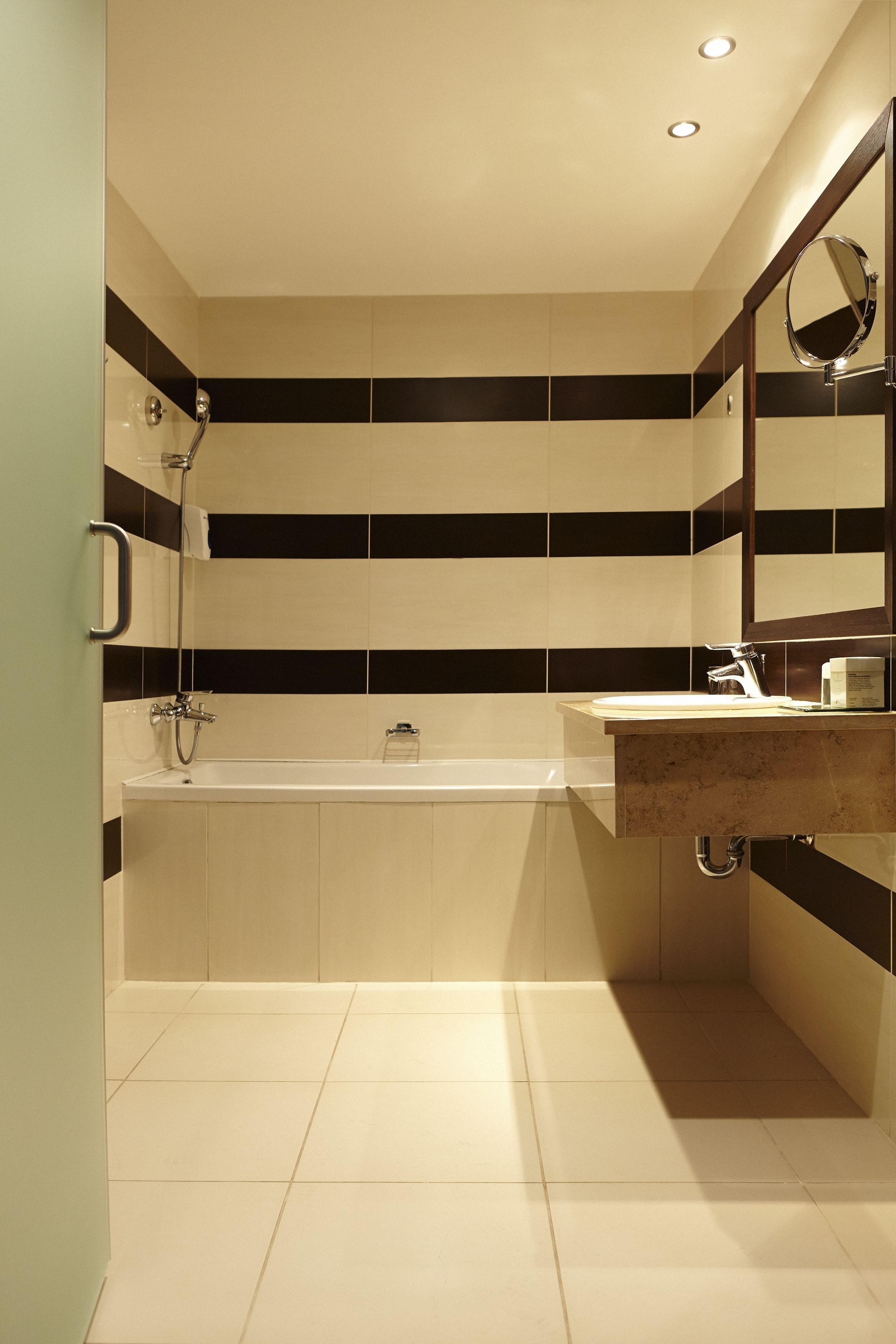Une salle de bain moderne avec une baignoire, un lavabo et une douche.