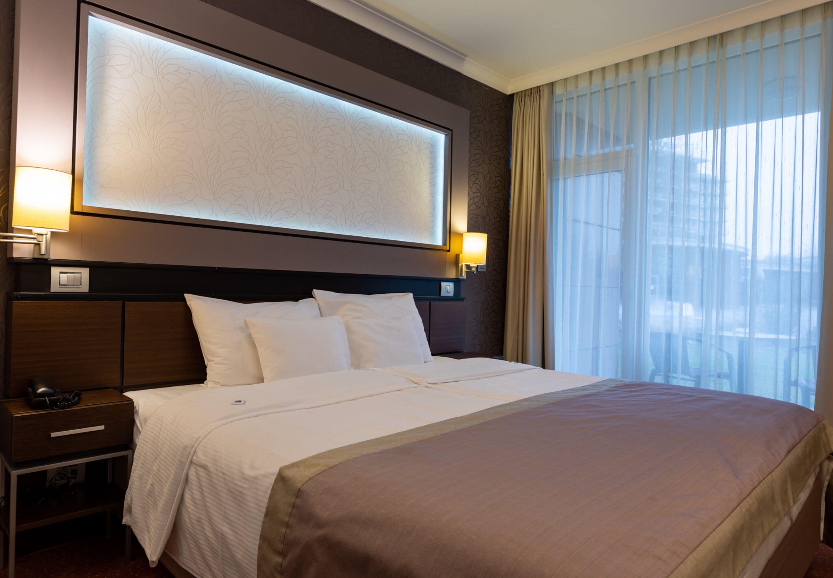 hypo-allergenic bedding, in-room safe, desk, soundproofing