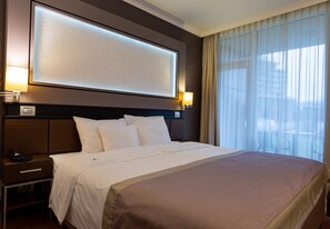 Hypo-allergenic bedding, in-room safe, desk, soundproofing - Aquaworld Resort Budapest (Budapest)
