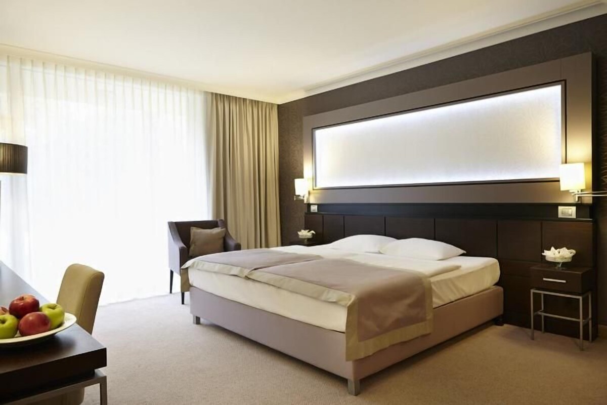 Hypo-allergenic bedding available, in-room safe, desk, soundproofing