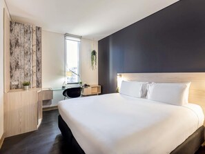 Standard Room, 1 King Bed | Egyptian cotton sheets, premium bedding, pillow-top beds, desk