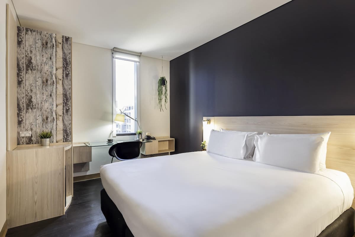 Standard Room, 1 King Bed | Egyptian cotton sheets, premium bedding, pillow-top beds, desk