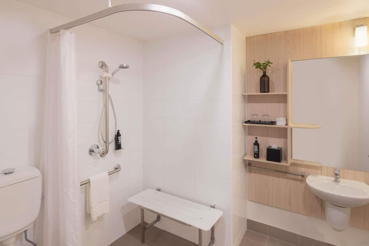 Standard Room, 1 Queen Bed, Accessible