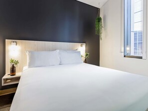 Egyptian cotton sheets, premium bedding, pillow-top beds, desk - ibis Sydney Barangaroo Hotel (Sydney)