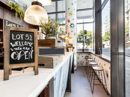 Se ofrece un desayuno para llevar entre semana (por un coste adicional)