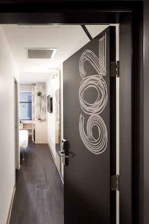 Standard Room, 1 King Bed | Egyptian cotton sheets, premium bedding, pillowtop beds, desk