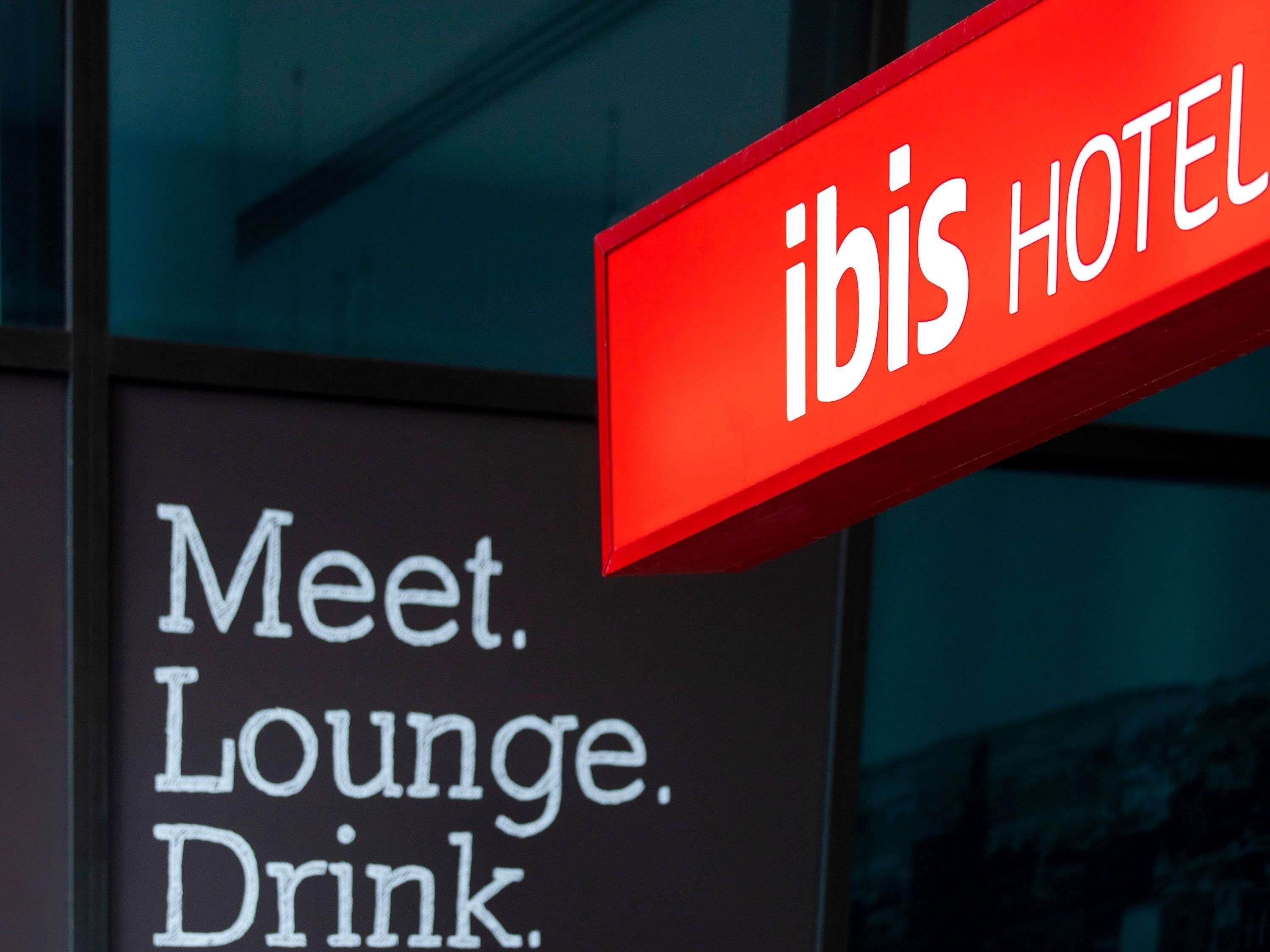 Segnaletica per l'hotel ibis con la scritta 'Meet. Lounge. Drink.'