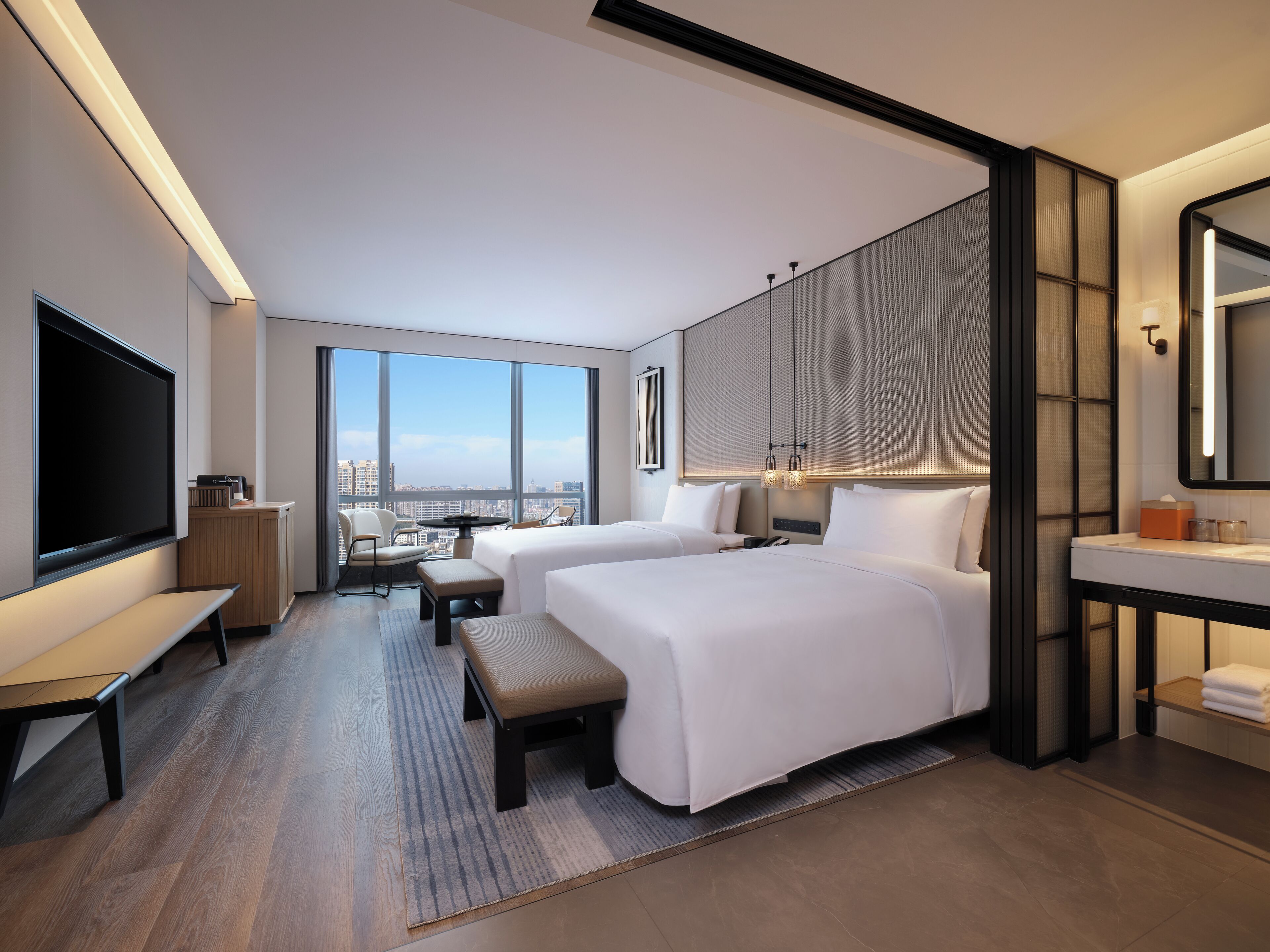 Habitación superior, 2 camas dobles, vistas a la ciudad | Minibar, caja fuerte, escritorio y espacio para trabajar con un portátil