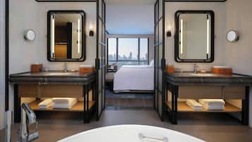 Deluxe-Zimmer, 1 Doppelbett | Badezimmer | Badewanne und Dusche (separat), Regendusche, kostenlose Toilettenartikel