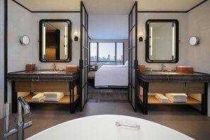 豪華客房, 1 張標準雙人床 | 浴室 | 獨立浴缸及淋浴設備、雨淋花灑、免費梳洗用品、風筒