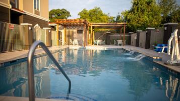 Ulkouima-allas, aurinkotuoleja