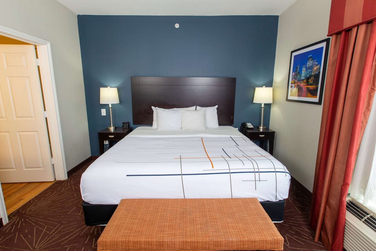 Suite, 1 kamar tidur, Bebas Asap Rokok | Seprai premium, bantalan ekstra lembut, dan meja kerja