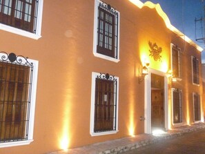 Front of property – evening/night - Hotel Hacienda de los Ángeles by Rotamundos (Comitan de Dominguez)
