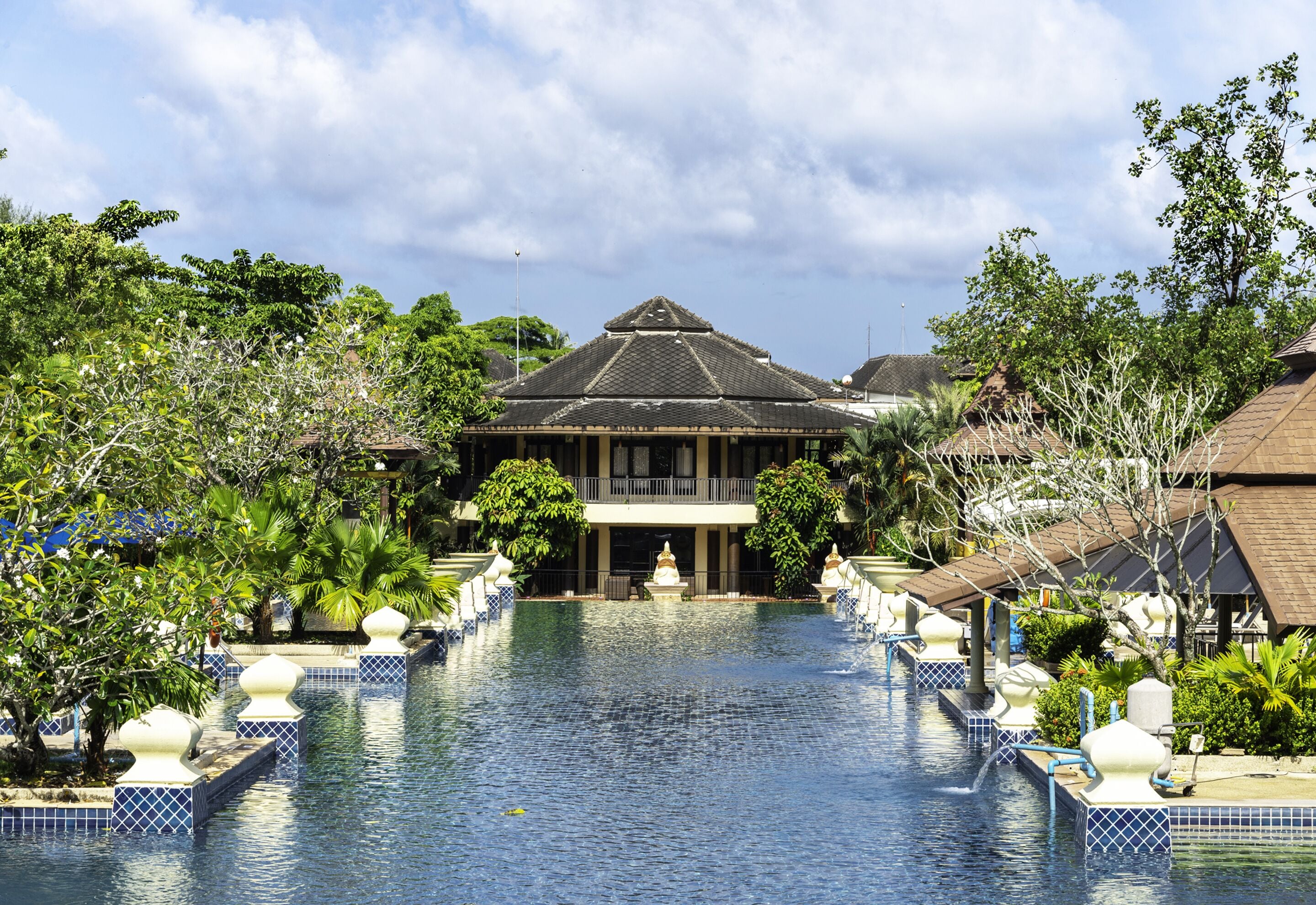 3 outdoor pools, pool umbrellas, pool loungers