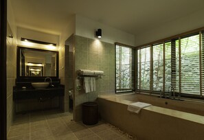 Deluxe Pool Villa | Baño | Amenidades de baño gratuitas, secadora de cabello, pantuflas, toallas 