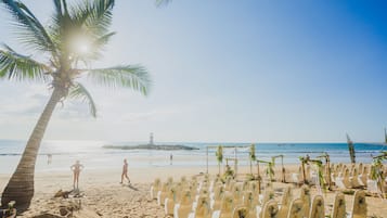 Di pantai, kursi berjemur, payung pantai, dan handuk pantai