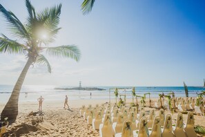 Am Strand, Liegestühle, Sonnenschirme, Strandtücher
