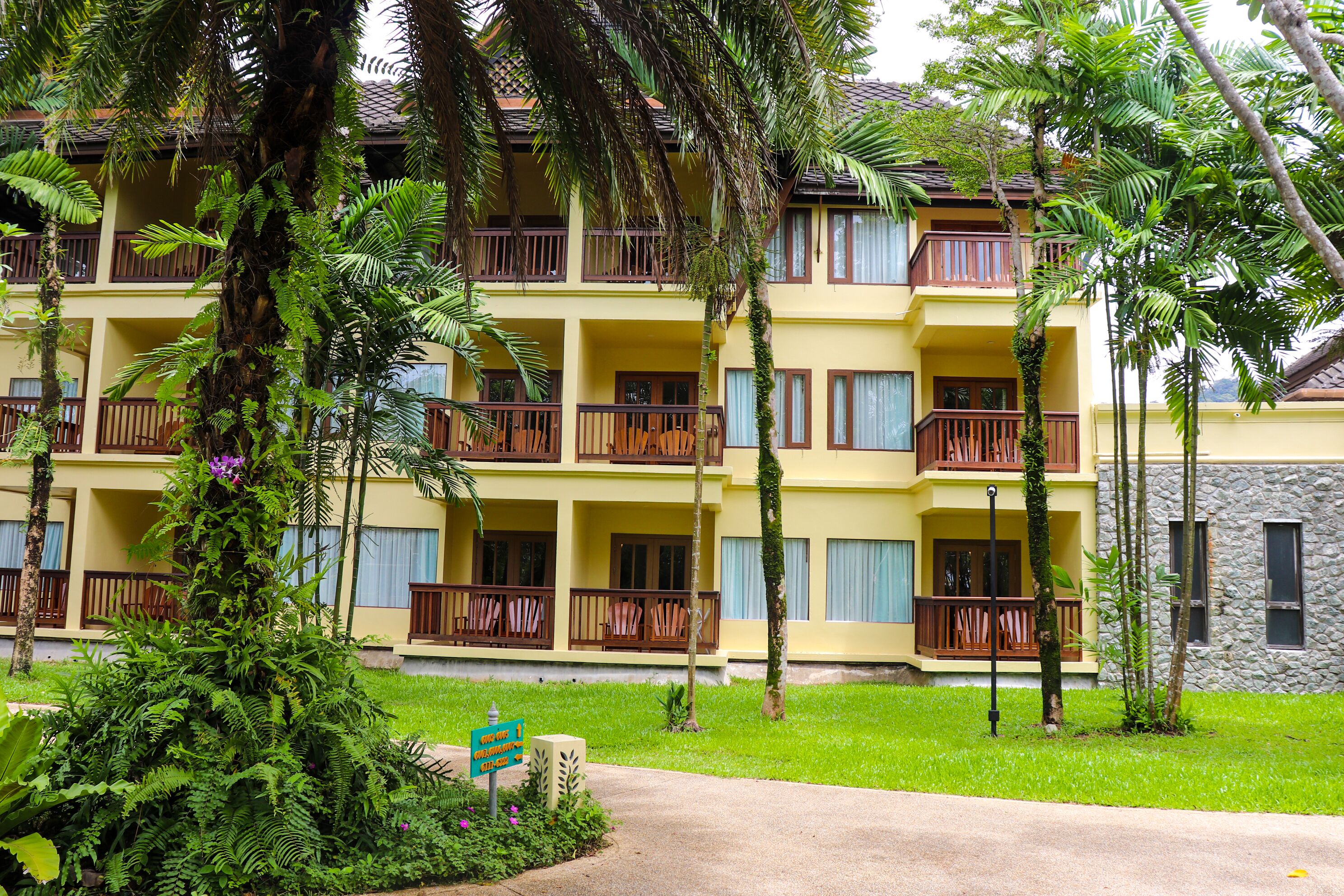 deluxe double - ocean wing | 1 bedroom, minibar, in-room safe, desk