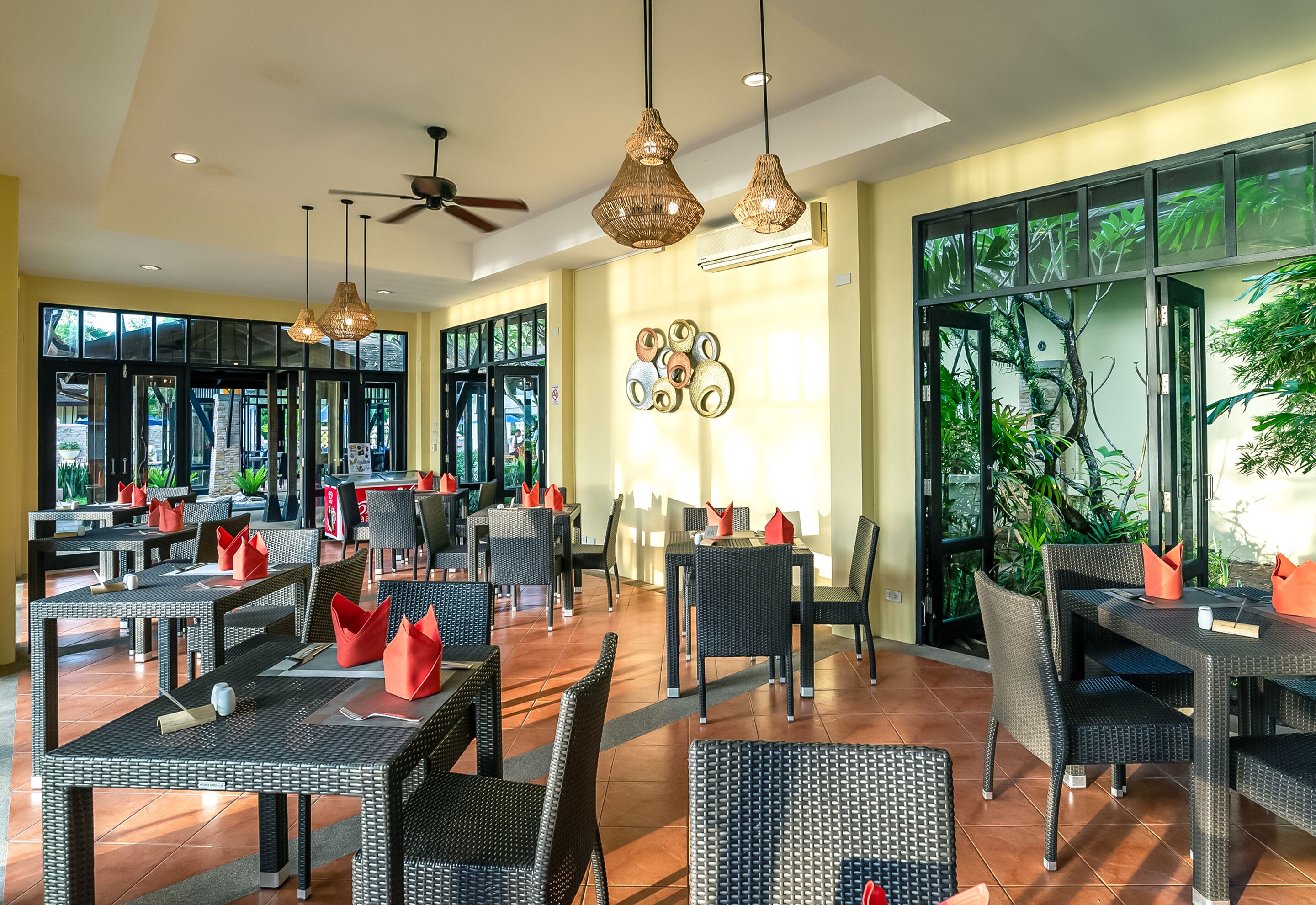 3 restaurants, breakfast, lunch, dinner served; international cuisine