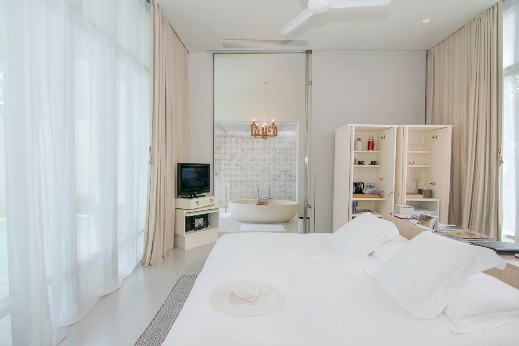 เครื่องนอนระดับพรีเมียม, มินิบาร์, ตู้นิรภัยในห้องพัก