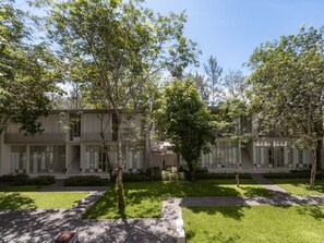 Ein Gebäude mit einer symmetrischen Fassade, zahlreichen Fenstern und einem zentralen Eingang.