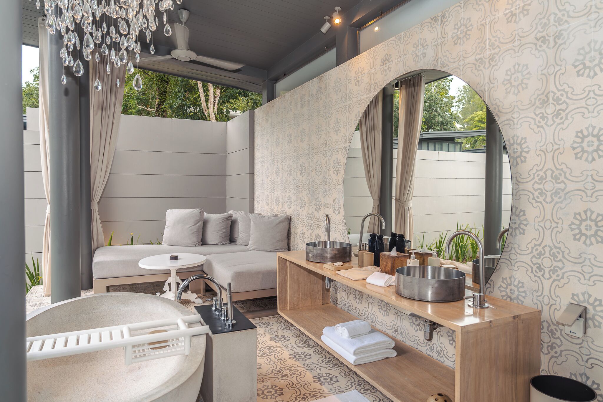 One Bedroom Pool Villa Suite | バスルーム | 個別の浴槽とシャワー、深めの浴槽、レインフォールシャワー、環境にやさしいバスアメニティ