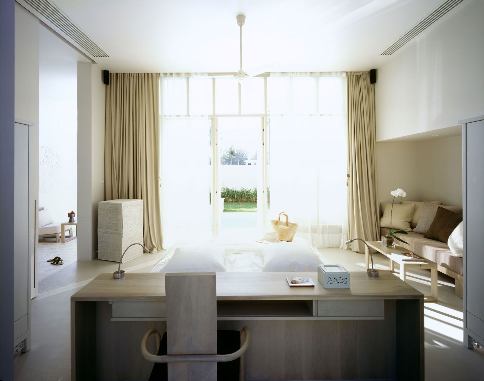 เครื่องนอนระดับพรีเมียม, มินิบาร์, ตู้นิรภัยในห้องพัก