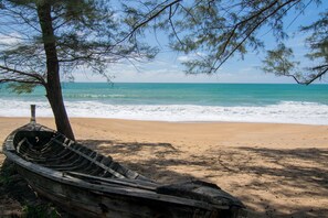 Plage, serviettes de plage, massages sur la plage, bar de plage