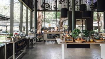 Breakfast, lunch, dinner served; Thai cuisine