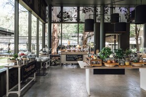 Petit déjeuner, déjeuner et dîner servis sur place, plats Cuisine thaï 