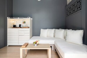 One Bedroom Pool Villa Suite | Zona de estar | Smart TV de 40 pulgadas con canales por satélite, una televisión