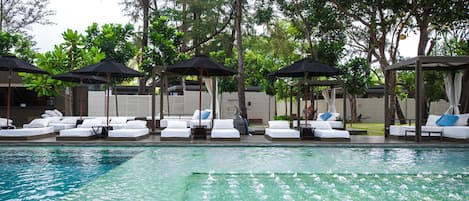 2 piscines extérieures, parasols de plage, chaises longues