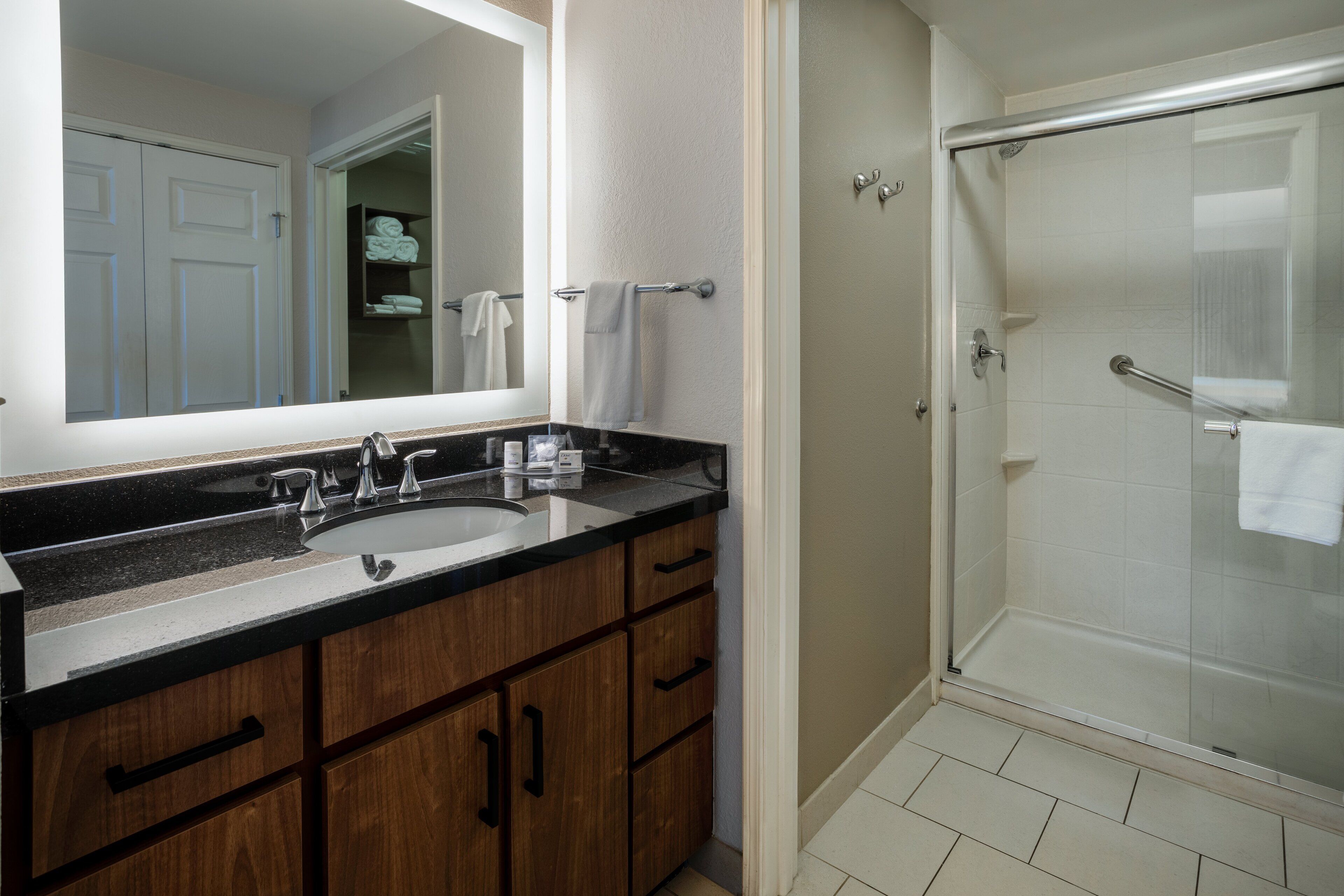 suite, 1 bedroom, kitchen (hearing) | bathroom | hair dryer, towels
